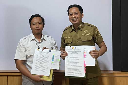 Bupati Enrekang H. Muh. Yusuf Ritangnga saat melakukan audiensi dengan Kepala BPBPK Sulsel Baskoro Elmiawan untuk mengusulkan Sistem Penyediaan Air Minum (SPAM) bagi masyarakat Kabupaten Enrekang, Selasa (15/9/2026).