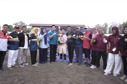 Kepala Dinas Pendidikan Kota Makassar Achi Soleman menyerahkan trofi kepada tim GSI putra dan putri Kota Makassar yang berhasil meraih juara GSI Tingkat Provinsi Sulawesi Selatan 2026 di Lapangan Olahraga FIKK UNM, Makassar, Minggu (13/9/2026).