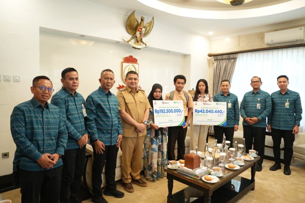 Pemkot Makassar dan BPJS Serahkan Santunan Ratusan Juta untuk Ahli Waris Pekerja Rentan 1