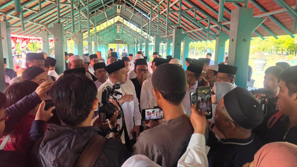 Kemarau Panjang, Wali Kota Makassar Bersama Warga Salat Istisqa di Al-Markaz 1 kemarau panjang