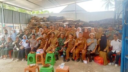 Bupati Enrekang Muh. Yusuf Ritangnga meresmikan Bank Sampah Massenrempulu Eco di Desa Bubun Lamba, Kecamatan Anggeraja, ditandai dengan pengguntingan pita pada alat press sampah.