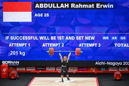 Lifter Indonesia asal Makassar, Rahmat Erwin Abdullah, kembali meraih medali emas Asian Games 2026 kelas 75 kilogram putra sekaligus memecahkan dua rekor dunia di Nagoya, Jepang, Sabtu (26/9/2026. (ANTARA FOTO/Fauzan)