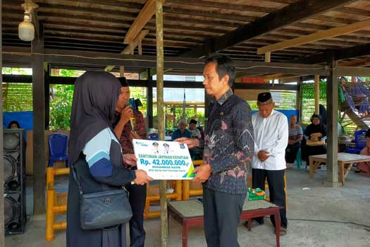 Wujud Nyata Kepedulian, BPJS Ketenagakerjaan Serahkan Santunan Jaminan Kematian bagi Anggota BPD Desa Pattondonsalu Enrekang 1 bpjs ketenagakerjaan