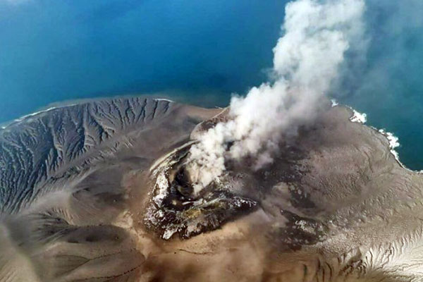 Tampilan foto udara erupsi Gunung Anak Krakatau, Selat Sunda, Sabtu (5/9/2026).