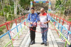 Bupati Enrekang H. Muh. Yusuf Ritangnga meresmikan Jembatan Gantung Desa Kaluppini, Kecamatan Enrekang, Rabu (23/9/2026).