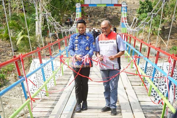 Bupati Enrekang H. Muh. Yusuf Ritangnga meresmikan Jembatan Gantung Desa Kaluppini, Kecamatan Enrekang, Rabu (23/9/2026).