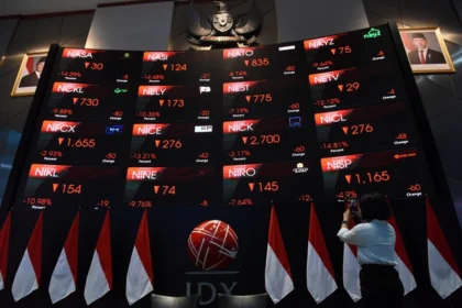 Wartawan merekam layar pergerakan Indeks Harga Saham Gabungan (IHSG) di Bursa Efek Indonesia, Jakarta, Jumat (16/10/2026). Foto: Indrianto Eko Suwarso/ANTARA FOTO