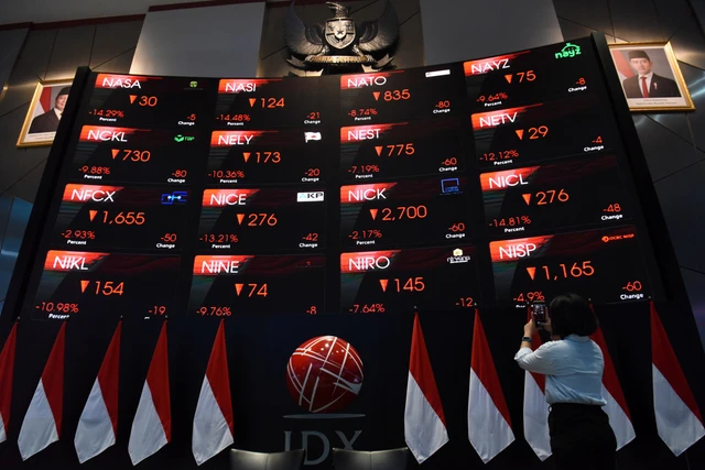 Wartawan merekam layar pergerakan Indeks Harga Saham Gabungan (IHSG) di Bursa Efek Indonesia, Jakarta, Jumat (16/10/2026). Foto: Indrianto Eko Suwarso/ANTARA FOTO
