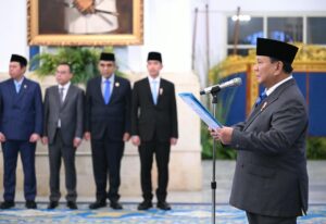 Presiden Prabowo melantik Syahganda Nainggolan dan Fadli Tri Hartono di Istana Negara, Jakarta.