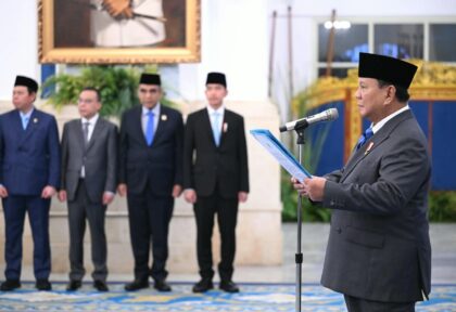 Presiden Prabowo melantik Syahganda Nainggolan dan Fadli Tri Hartono di Istana Negara, Jakarta.