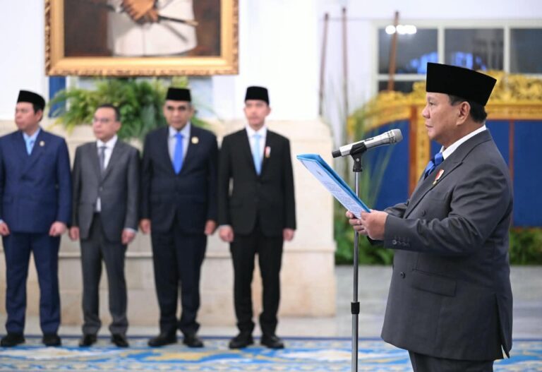 Presiden Prabowo melantik Syahganda Nainggolan dan Fadli Tri Hartono di Istana Negara, Jakarta.