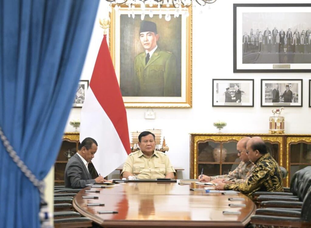 Prabowo Instruksikan Transformasi PLN, Gaspol Target 100 GW Panel Surya 1 Presiden Prabowo Subianto menginstruksikan percepatan transformasi PLN dan penggunaan panel surya berkapasitas 100 GW di Istana Merdeka, Jakarta.