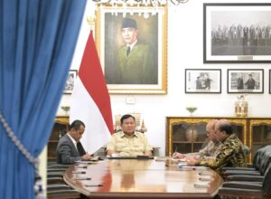 Presiden Prabowo Subianto menginstruksikan percepatan transformasi PLN dan penggunaan panel surya berkapasitas 100 GW di Istana Merdeka, Jakarta.