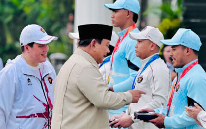 Presiden Prabowo Subianto menyerahkan bonus secara simbolis kepada atlet berprestasi Asian Games dan Asian Para Games di Istana Negara, Jakarta.