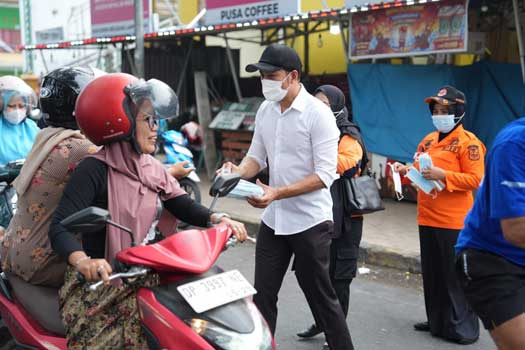 Bupati Enrekang Bagikan Masker, Ajak Warga Waspada Bahaya Kabut Asap Karhutla 1 Bupati Enrekang H. Muh. Yusuf Ritangnga bersama Tim BPBD membagikan masker kepada warga di persimpangan lampu merah Kota Enrekang, Rabu (14/10/2026).