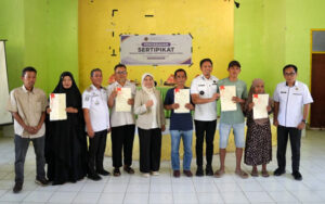 Bupati Enrekang H. Muh. Yusuf Ritangnga menyerahkan sertifikat tanah elektronik kepada warga di Baraka, Rabu (21/10/2026).