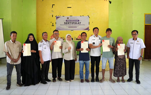 Bupati Enrekang H. Muh. Yusuf Ritangnga menyerahkan sertifikat tanah elektronik kepada warga di Baraka, Rabu (21/10/2026).
