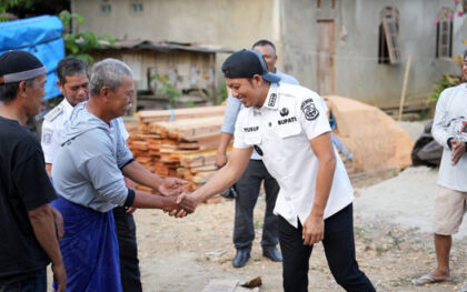 Bupati Enrekang H. Muh. Yusuf Ritangnga meninjau rumah warga penerima bantuan bedah rumah di Kelurahan Baraka.