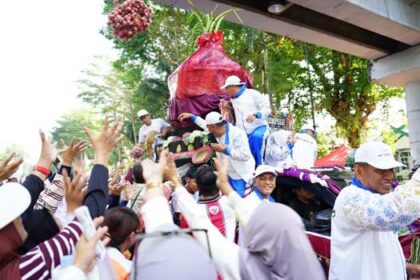 Bupati Enrekang H. Muh. Yusuf Ritangnga bersama tim karnaval Enrekang dalam peringatan HUT ke-357 Sulawesi Selatan.