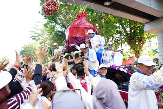 Bupati Enrekang H. Muh. Yusuf Ritangnga bersama tim karnaval Enrekang dalam peringatan HUT ke-357 Sulawesi Selatan.