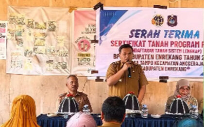 Wakil Bupati Enrekang Andi Tenri Liwang La Tinro menyerahkan sertifikat tanah kepada masyarakat melalui program PTSL 2026 di Desa Tampo, Kecamatan Anggeraja.