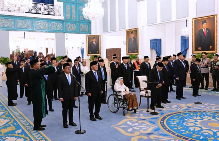 Presiden Prabowo Subianto memimpin pelantikan 26 anggota Dewan Pertimbangan Presiden (Wantimpres) di Istana Negara, Jakarta, Jumat (2/10/2026).