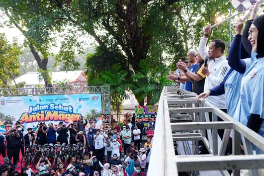 Gubernur Sulsel Andi Sudirman Sulaiman melepas peserta Jalan Sehat Anti Mager dan Kirab Swasembada Pangan dalam rangka Hari Jadi ke-357 Sulawesi Selatan di Makassar, Minggu (18/10/2026).