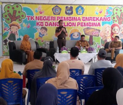 Kejari dan Pemkab Enrekang Mulai Revitalisasi Sarana Pendidikan, Anggaran TK Pembina Rp1,34 Miliar 1 Wakil Bupati Enrekang bersama Kajari Enrekang melakukan peletakan batu pertama revitalisasi TK Pembina Enrekang.