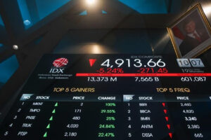 Pergerakan Indeks Harga Saham Gabungan (IHSG) di Gedung Bursa Efek Indonesia (BEI), Jakarta.