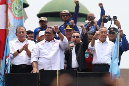 Wakil Ketua DPR RI Sufmi Dasco Ahmad menemui massa buruh di depan Gedung DPR RI, Jakarta.