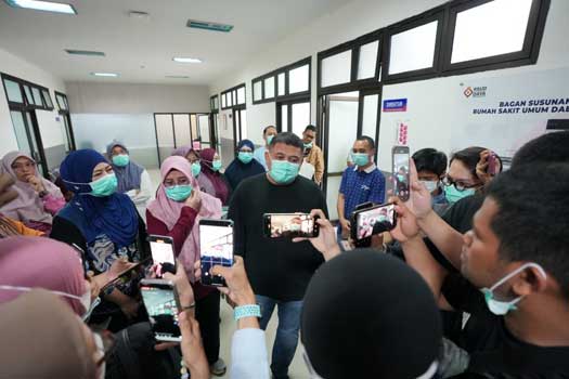 Wali Kota Makassar Munafri Arifuddin bersama Melinda Aksa meninjau pelayanan pasien dan membagikan masker di RSUD Daya, Jumat (16/10/2026).